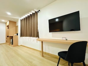 Desk, free WiFi, bed sheets - The Cozy 77 (Bangkok)