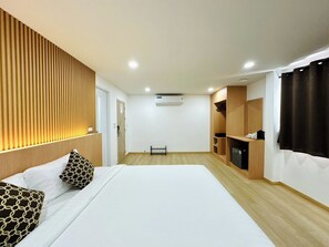 Deluxe King Room | Desk, free WiFi, bed sheets - The Cozy 77 - No Parking (Bangkok)