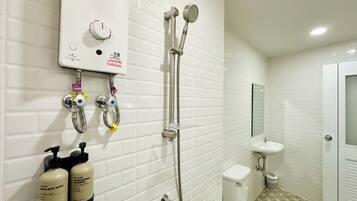 Deluxe King Room | Badezimmer | Dusche, kostenlose Toilettenartikel, Haartrockner, Handtücher