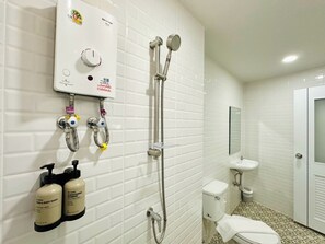 Deluxe King Room | Bathroom | Shower, free toiletries, hair dryer, towels - The Cozy 77 - No Parking (Bangkok)