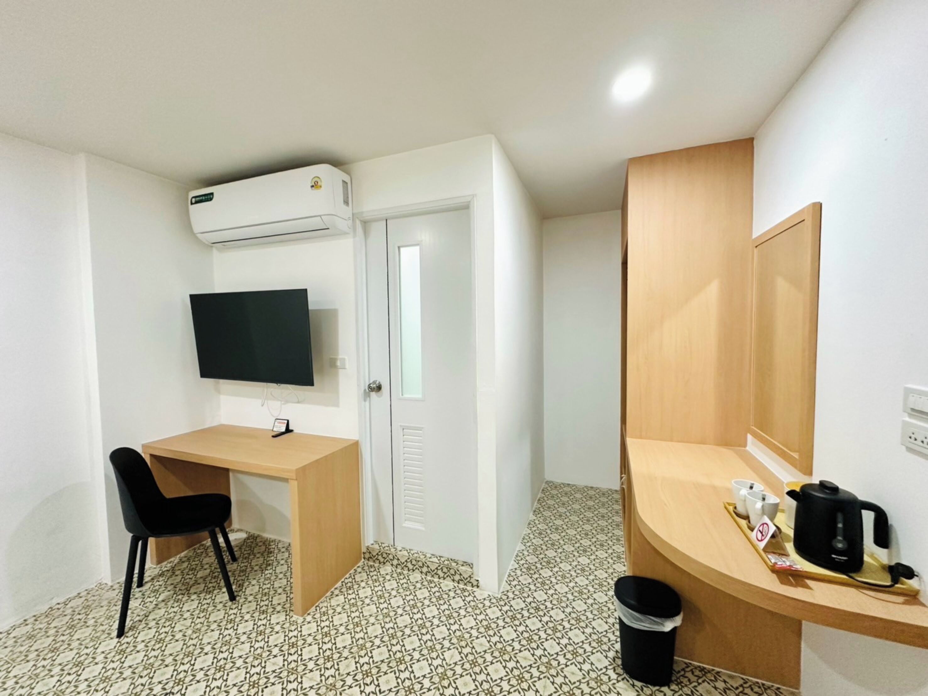 Standard Room No Window | Escrivaninha, Wi-Fi de cortesia, roupa de cama