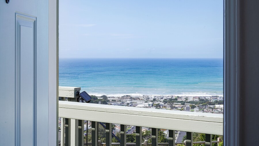 Stunning 2BR Ocean Mountain Sunset View