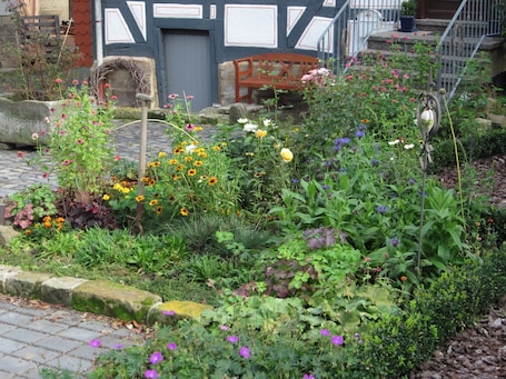 Property grounds. Holiday Apartment 'Gudde Stube' with Shared Terrace, Garden and Wi-Fi