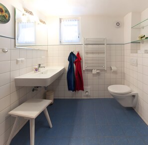 Bruser, hårtørrer, håndklæder