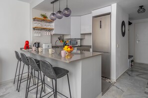 Kühlschrank, Mikrowelle, Ofen, Geschirrspüler