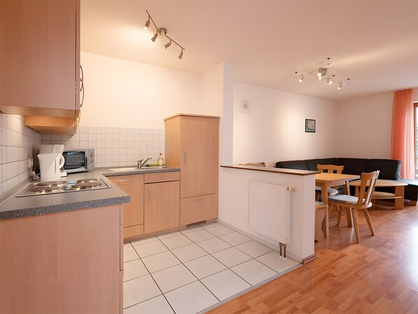 ثلاجة، ميكروويف، فرن، موقد طهي مسطح