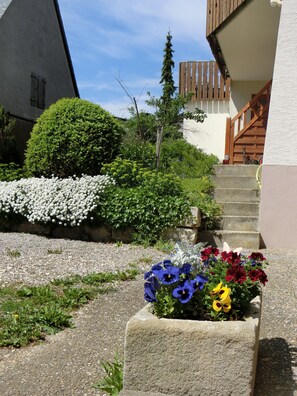 Property grounds - Apartment 'Schwalbennest' with Private Terrace, Shared Garden and Wi-Fi (Börslingen)