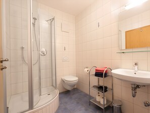 Shower, hair dryer, towels - Apartment 'Waldblick' with Balcony, Shared Garden and Wi-Fi (Börslingen)