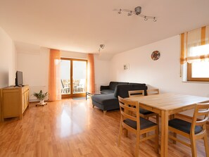 Tv och ett bordtennisbord