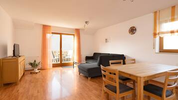 Fernseher, Tischtennisplatte