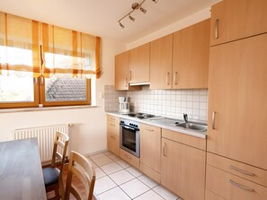 Fridge, microwave, oven, stovetop - Apartment 'Waldblick' with Balcony, Shared Garden and Wi-Fi (Börslingen)