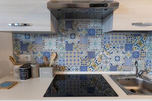 Refrigerador, horno, lavavajillas y cafetera y tetera