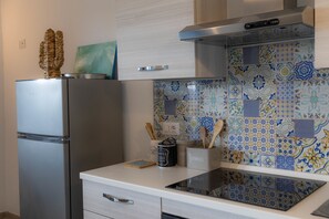 Fridge, oven, dishwasher, coffee/tea maker
