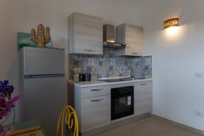 Fridge, oven, dishwasher, coffee/tea maker