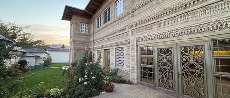 المنشأة من الخارج