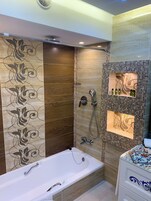 Bañera y ducha independientes, bañera profunda