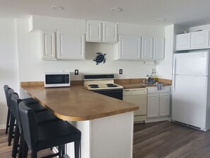 Micro-ondes, four, plaque de cuisson, lave-vaisselle