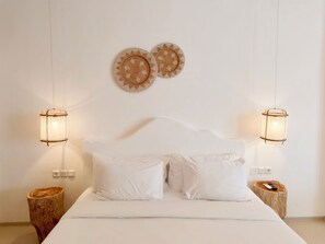 2 bedrooms, desk, WiFi, bed sheets