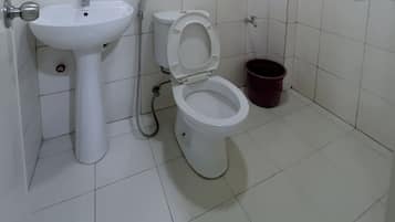 Habitación con 2 camas individuales | Baño | Ducha, toallas y papel higiénico