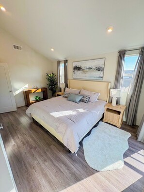 4 室のベッドルーム、デスク、アイロン / アイロン台、WiFi