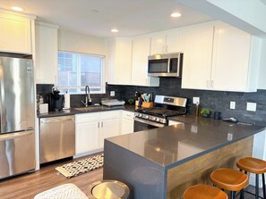 冷蔵庫、電子レンジ、オーブン、コンロ