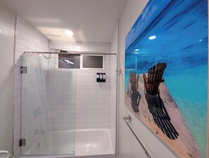Haartrockner, Handtücher, Seife, Shampoo