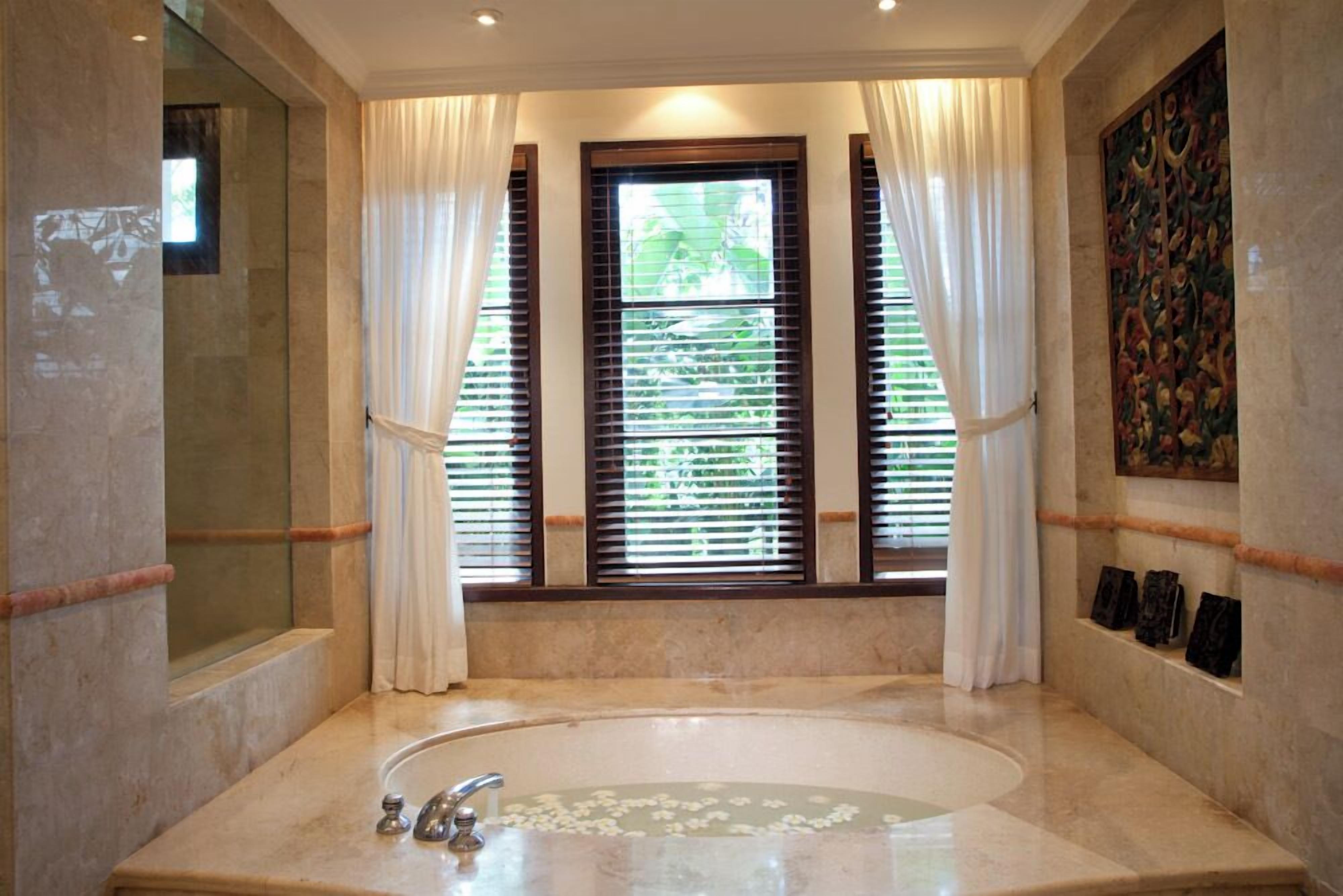 Secador de cabelo, toalhas de banho, sabonete, shampoo