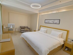 Chambre simple supérieure | Coffre-fort, rideaux d’obscurcissement, fer et planche à repasser