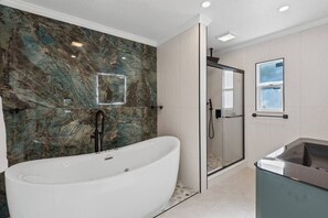 Hair dryer, bidet, towels, soap - Fancy Retreat - Luxury-Pool-BBQ-Karaoke (Bradenton)