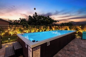 Utomhuspool och uppvärmd pool