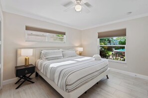 Desk, iron/ironing board, travel cot, free WiFi - Fancy Retreat - Luxury-Pool-BBQ-Karaoke (Bradenton)