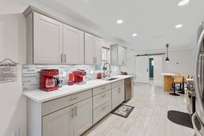 Kjøleskap, mikrobølgeovn, ovn og kokeplater