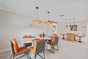 Dining - Fancy Retreat - Luxury-Pool-BBQ-Karaoke (Bradenton)