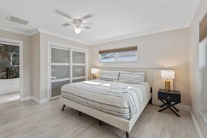 Skrivebord, strykejern/-brett, reiseseng for barn og wi-fi (inkludert)