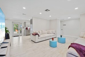 Tv, ett musikbibliotek, ett filmbibliotek och en stereo