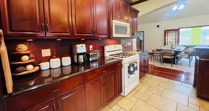 The Royal Palace/pool/Jacuzzi/Theater/Pool table/ Fire pit.