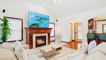 Smart-tv, eldstad, bordsfotboll och ett bordtennisbord