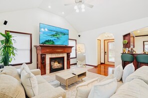 Smart TV, fireplace, foosball, table tennis - The Royal Palace/pool/Jacuzzi/Theater/Pool table/ Fire pit. (Des Moines)