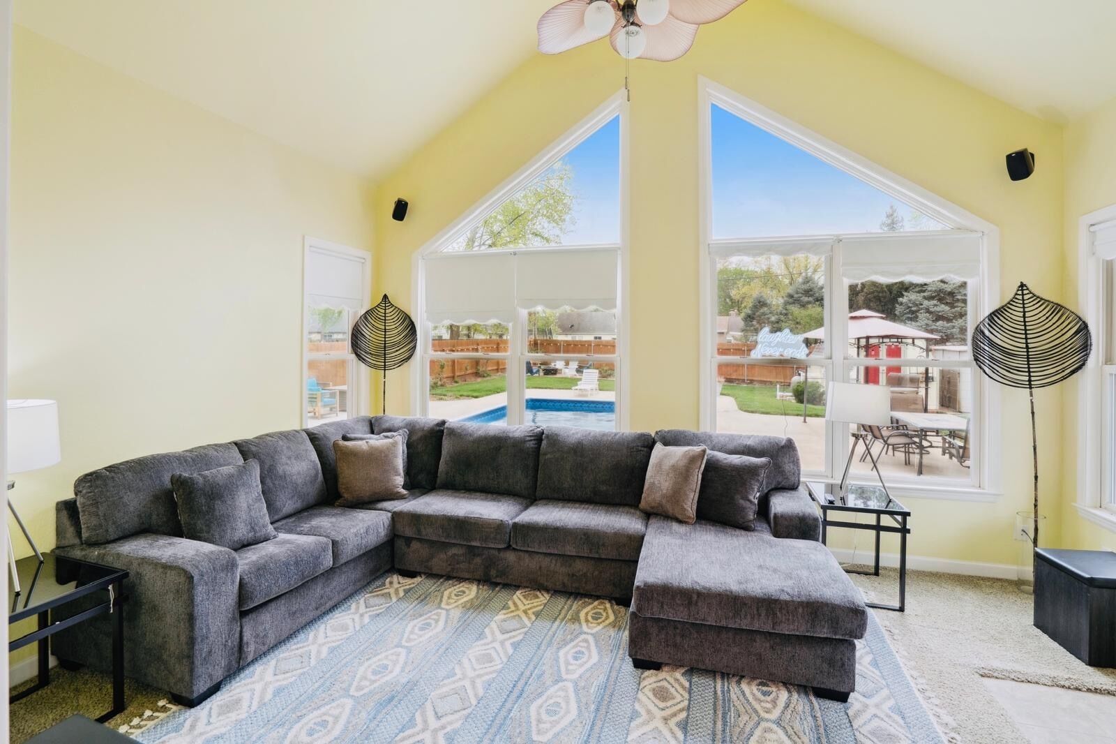 Smart-tv, eldstad, bordsfotboll och ett bordtennisbord