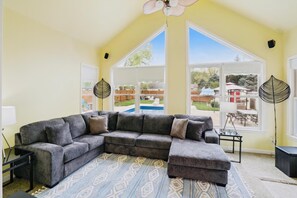 Smart TV, fireplace, foosball, table tennis - The Royal Palace/pool/Jacuzzi/Theater/Pool table/ Fire pit. (Des Moines)