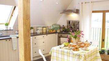 Cottage, 1 Bedroom (The Dovecote Studio) | Private kitchen | Oven