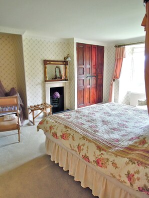 Double or Twin Room (The Pink Room) | Free WiFi - Fosse Farmhouse B&B and Holiday Cottages (Chippenham)