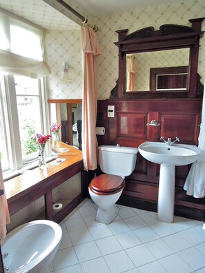 Double or Twin Room (The Pink Room) | Bathroom - Fosse Farmhouse B&B and Holiday Cottages (Chippenham)