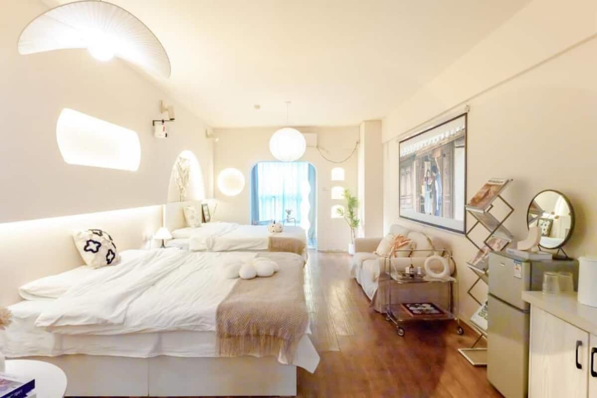 Ein modernes Schlafzimmer mit einem großen Bett, Nachttischen, einem Schminktisch und einem Spiegel.