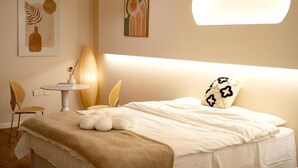 A bedroom with a bed, a round table, and two chairs. - Xi'an Hills Lostwine Boutique Retreat (Xi'an)