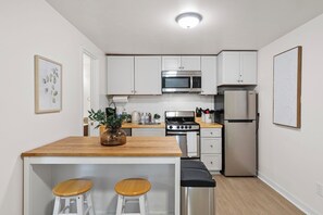 Micro-ondes, four, plaque de cuisson, lave-vaisselle