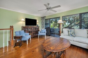 TV, DVD player - Great townhome, across the street from the beach. (Saint Simons Island)