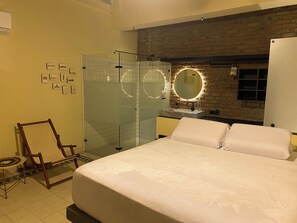 4 habitaciones, tabla de planchar con plancha, wifi y ropa de cama 