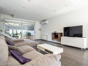 Télévision, cheminée