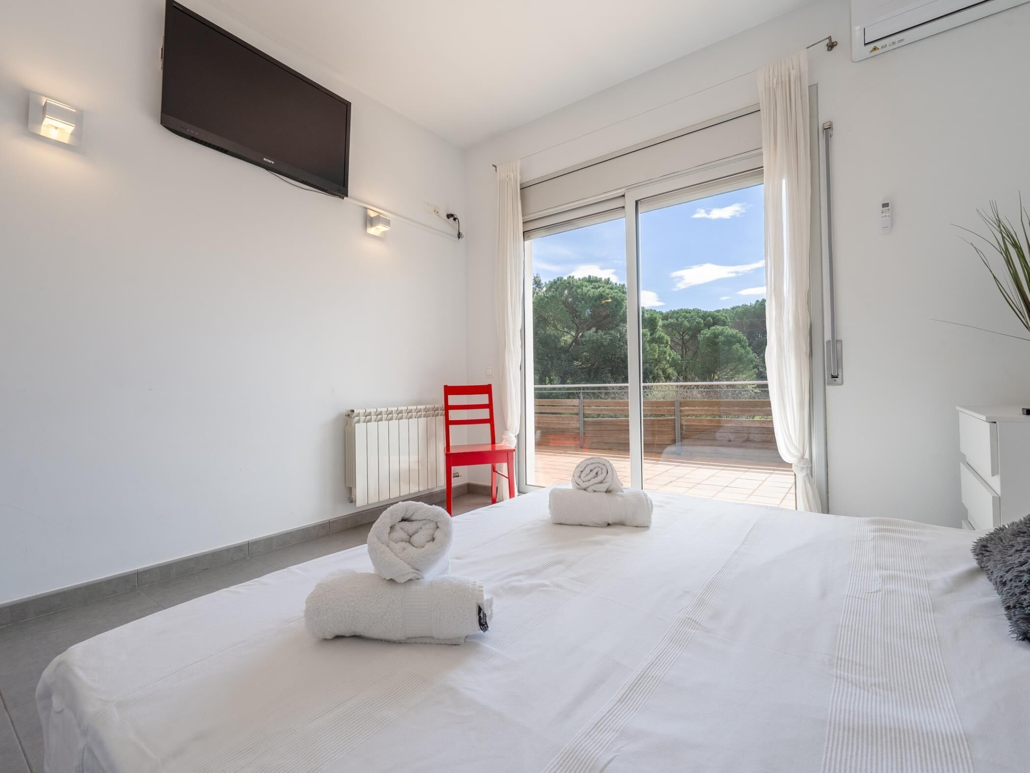 4 bedrooms, iron/ironing board, Internet, bed sheets